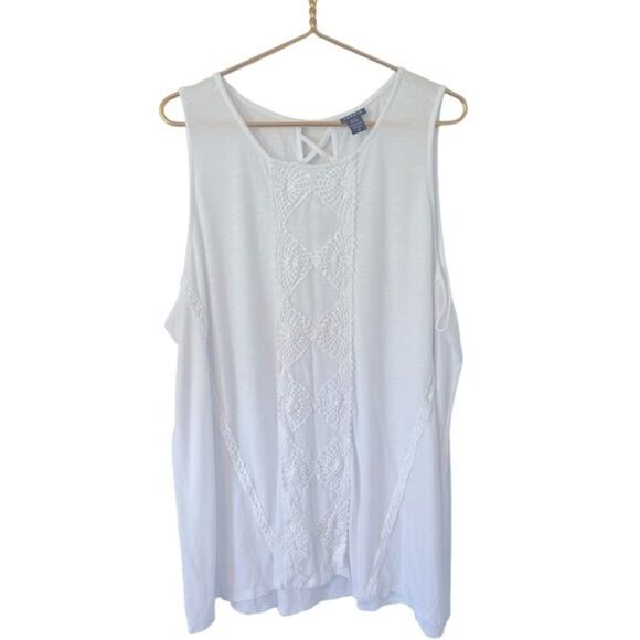 Torrid Woman’s White Top With Crocheted Detailing, Size 4 - Picture 1 of 2